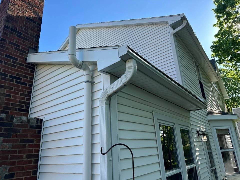 A finished fascia, soffit and gutter line after replacement on a Bellbrook, Ohio home.